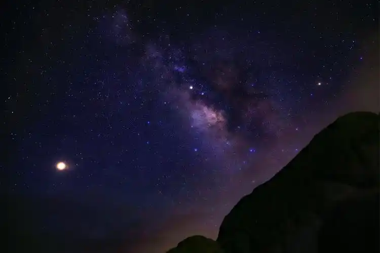 追光者—东极岛的星辰日月荧光海