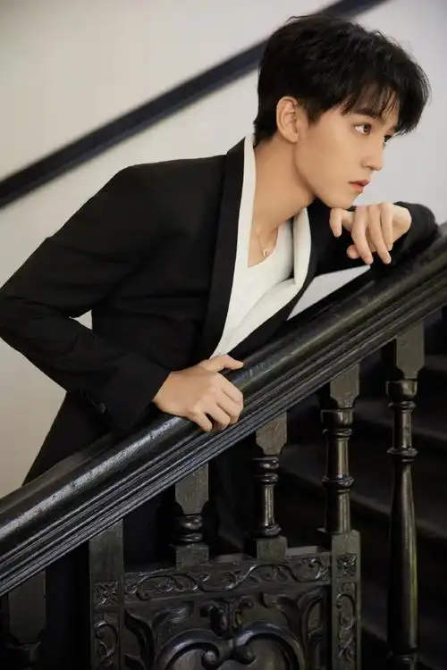 王俊凯穿黑色西装 露锁骨超吸睛