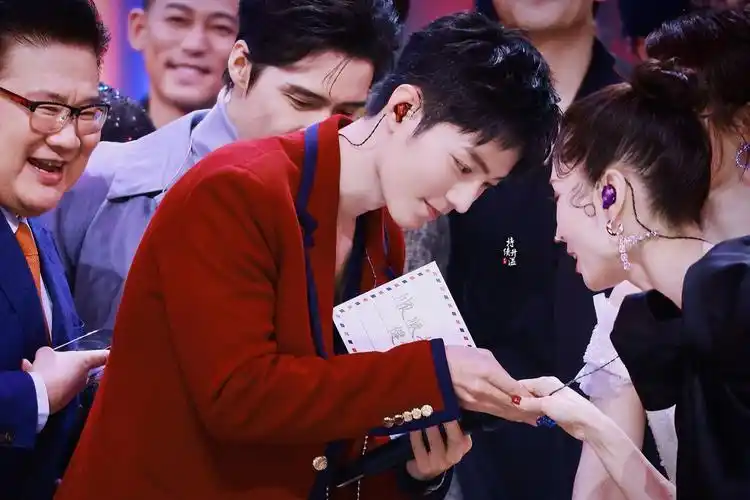 肖战2021跨年晚会 - 堆糖,美图壁纸兴趣社区