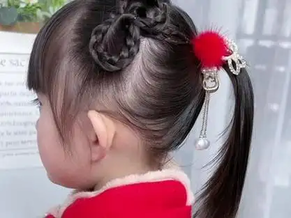 新年高马尾造型,俏皮可爱#儿童编发 #高马尾 #新年发型 @抖音小助手