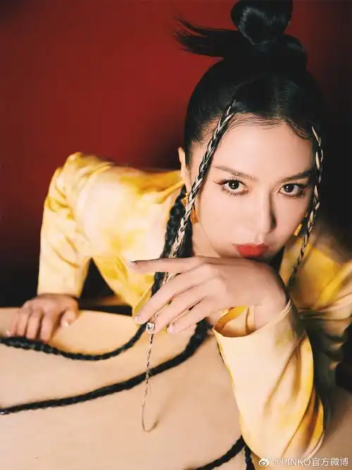 pinko星光#@谭维维身着pinko ss24西装率意亮相,独特印花绽放春日