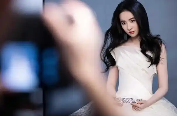 刘亦菲出席星愿首映,生图精修图差距大,体态发福被质疑未婚先孕