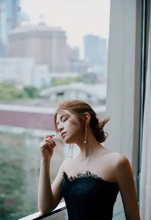 陈妍希黑色抹胸连衣裙优雅写真_长发_身材_大片