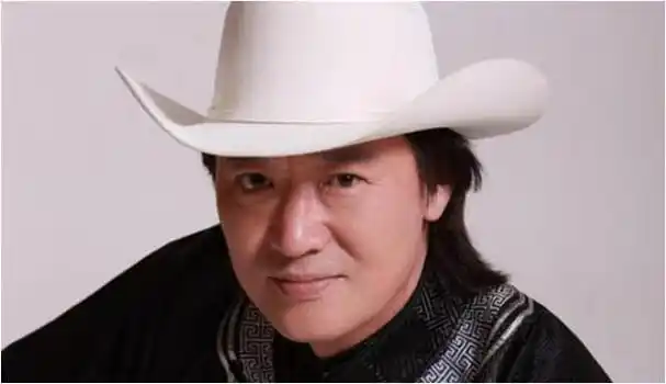 以及追悼会上的布置,都无法掩饰这个蒙古族歌手的离世