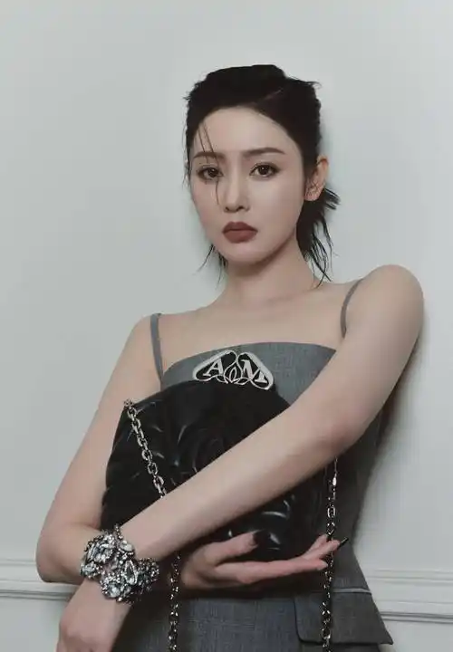 时装秀现场尖叫,张天爱美出圈,和小雀斑合照白到发光_欧美人_美得