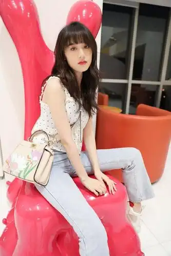 袁冰妍这是什么清纯颜值,穿波点露脐装配牛仔裤,尽显俏皮懵懂