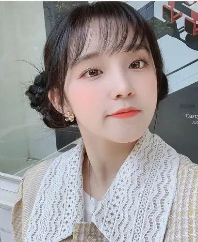 宋雨琦扎着双丸子头噘嘴卖萌,软萌又可爱,真是少女感十足!_网易订阅