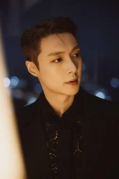 张艺兴黑色西装造型简约帅气 利落发型突显俊朗五官