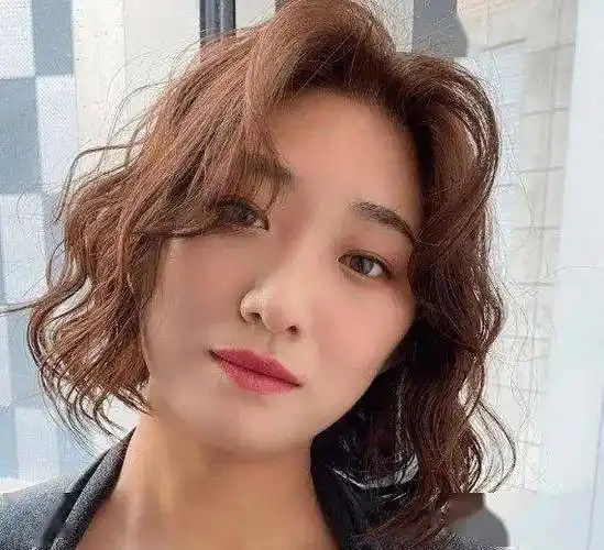 这样烫头发不要太美了,颜值翻了好几倍._发型_羊毛