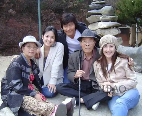 宋慧乔与李秉宪家人的合影