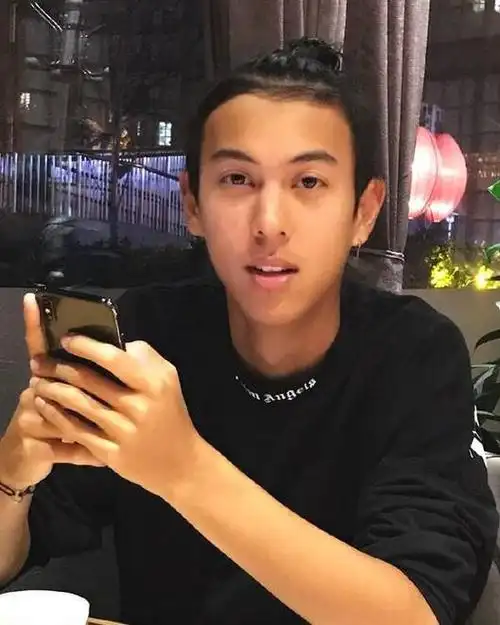 宁静儿子,李玲玉儿子,都是20岁的混血儿,差别不是一般的大!