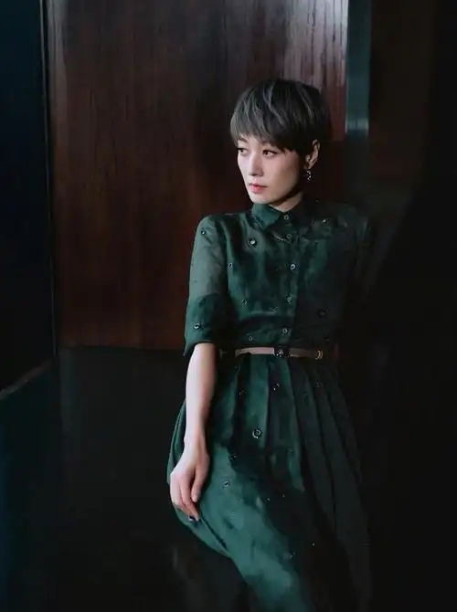 马伊琍又带火了繁花穿搭染灰棕色头发墨绿套装复古高级