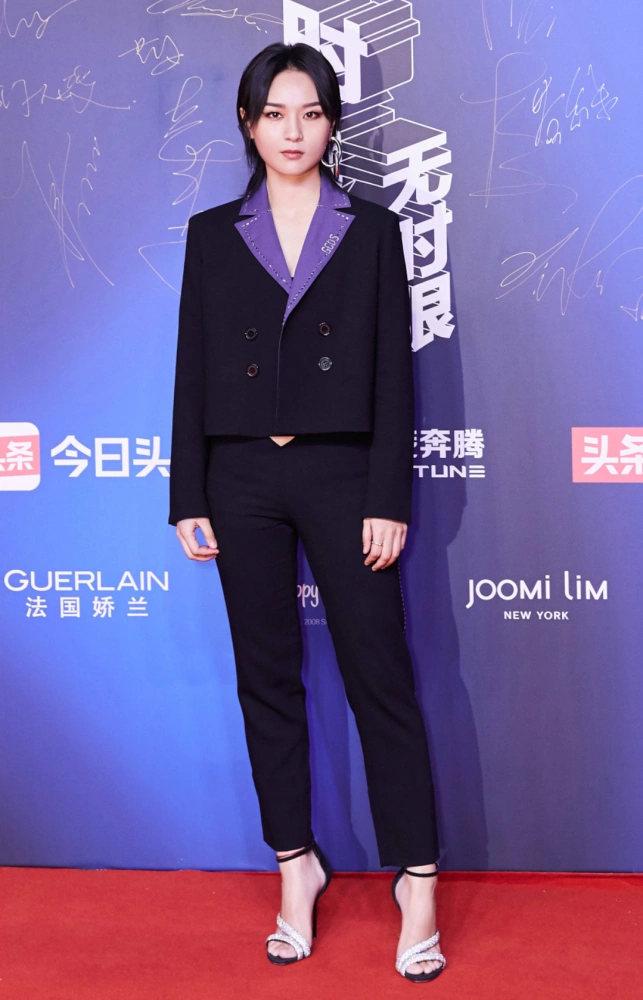 原创周笔畅因腿太细,穿的长靴掉成了堆堆袜,真想帮她往上提一提!