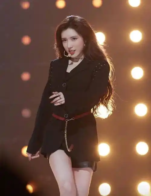 原创戴燕妮真是公主命穿无袖外套内搭条纹t恤一般人学不会