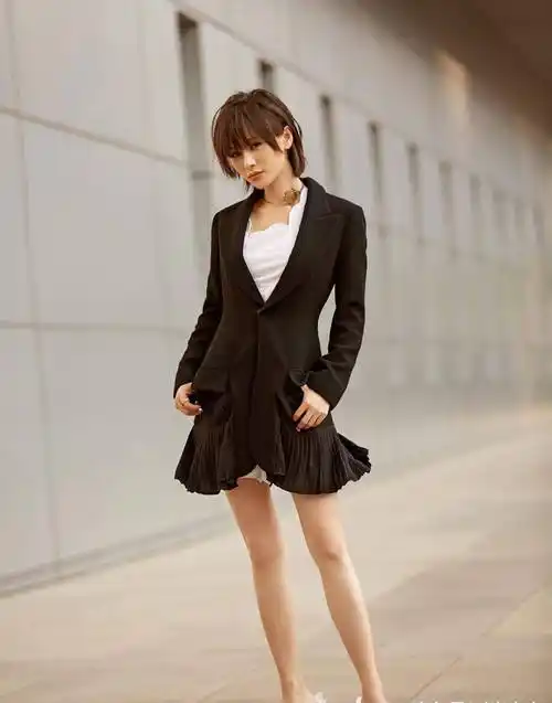 原创王子文写真照曝光穿v领波浪纹长裙时尚时尚秀小腿更是吸睛