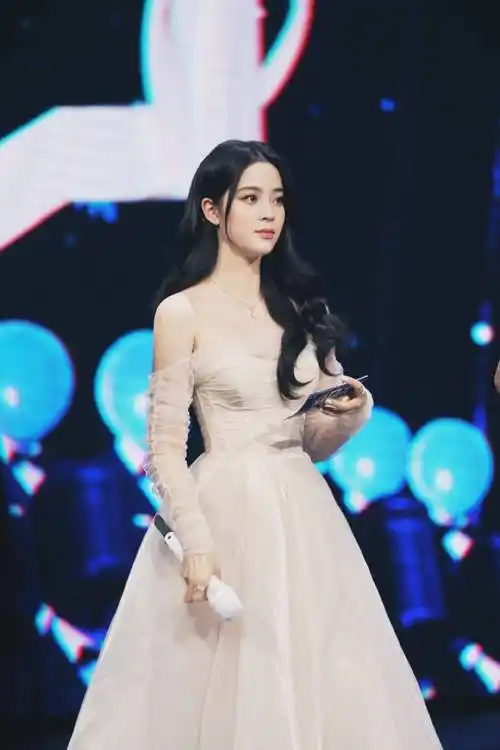 欧阳娜娜米白色网纱礼服出席活动抹胸设计超显身材表现力吸睛