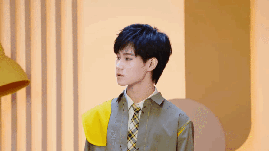 张真源动图来自微博