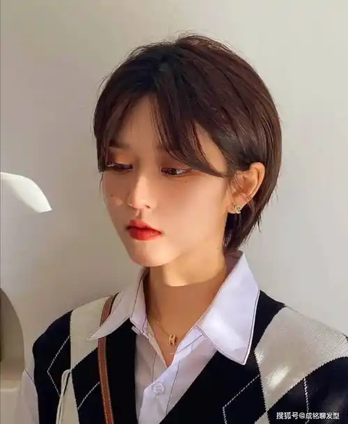 今年流行"露耳短发",尤其是这4种类型,可甜可盐,时尚又减龄_刘海_发型