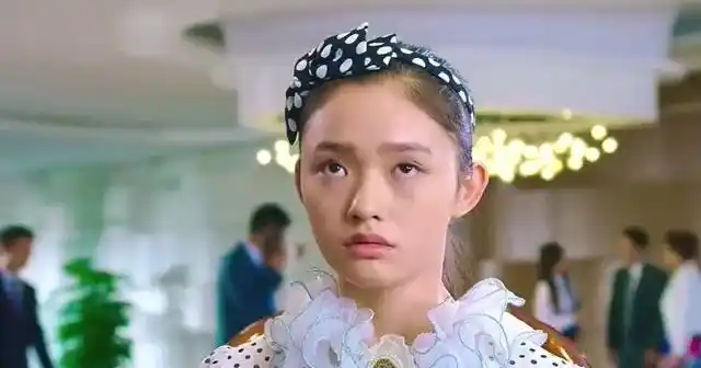 美人鱼:林允演示吃到柠檬的正确反应,这柠檬片是真的酸呀#影视剪辑