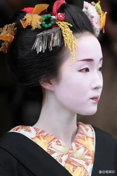 她们以奇特的外表而著称,例如,她们穿着日本传统和服,梳着传统发型和