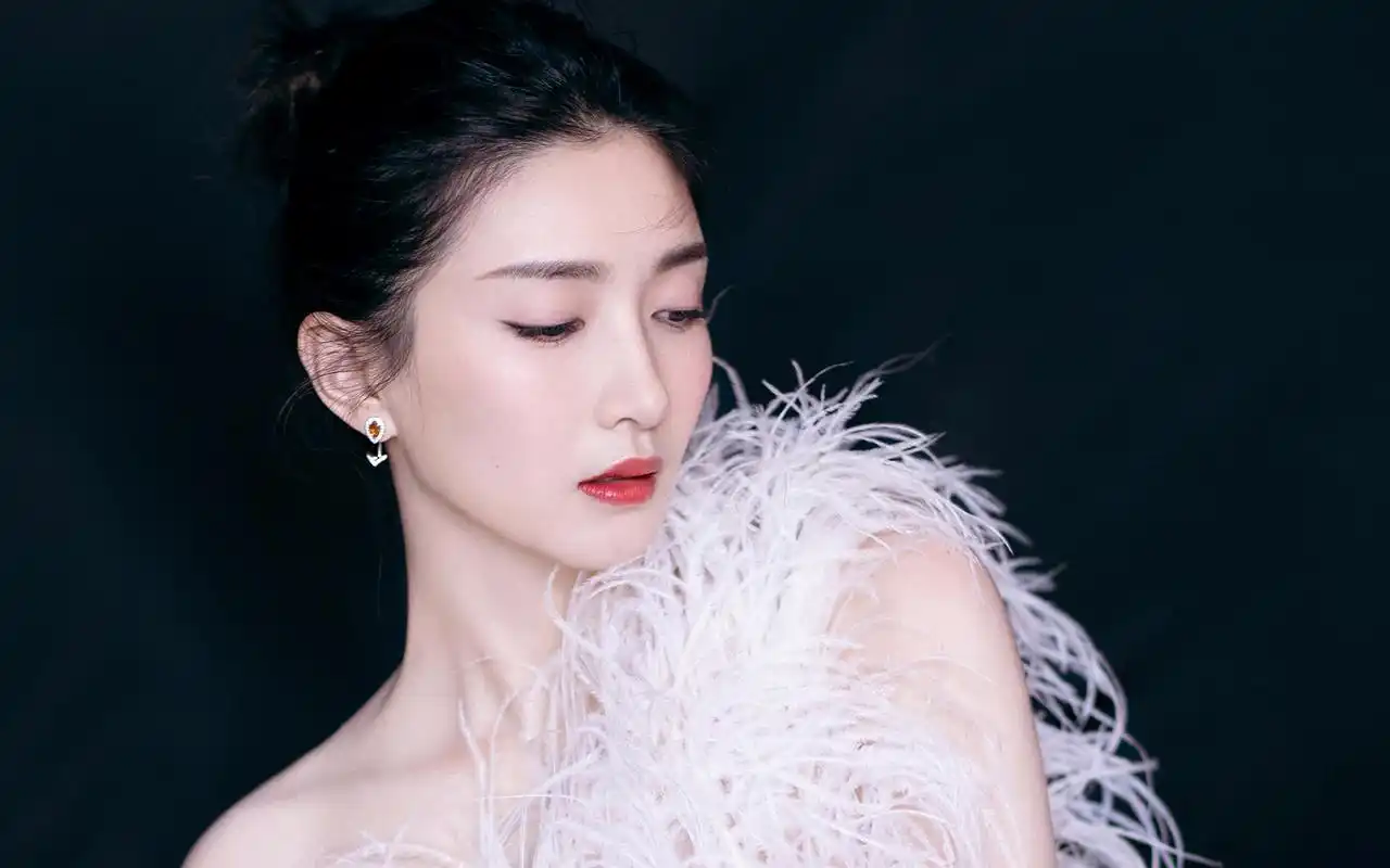 江疏影羽毛裙仙气高清桌面壁纸