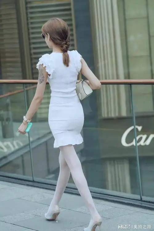 美女白色连衣裙搭白丝高跟腿很修长就是太细了丰满点才性感