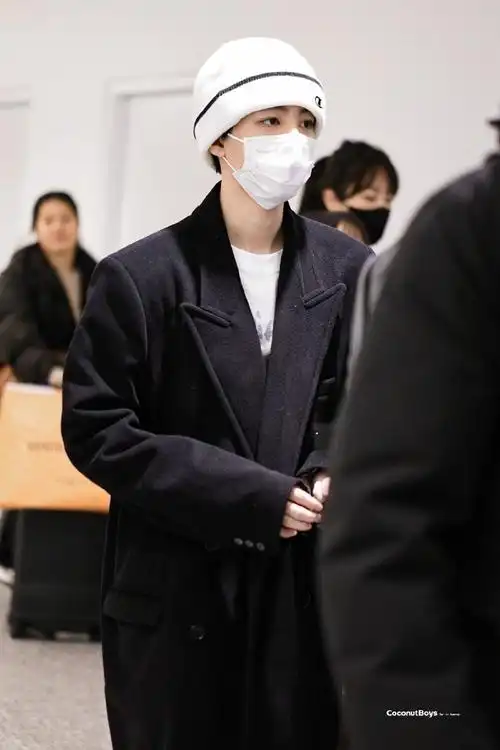 王俊凯巴黎机场出发饭拍9615毛线帽黑色大衣墨镜9815又奶又酷