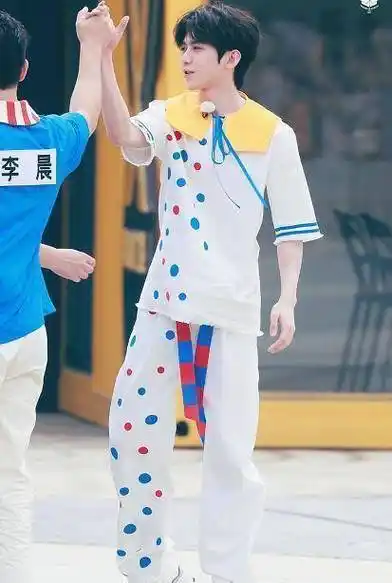 原创蔡徐坤穿童装录跑男有谁注意他脖子上戴的啥差点以为是围嘴