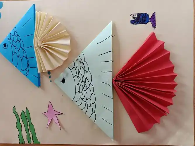 人民中学附属小学三年级同学手工剪纸作品《年年有余》