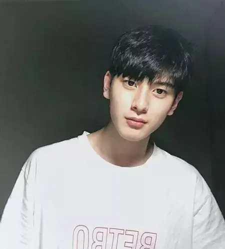 2019秋天流行什么发型大学男生帅气发型收藏起来