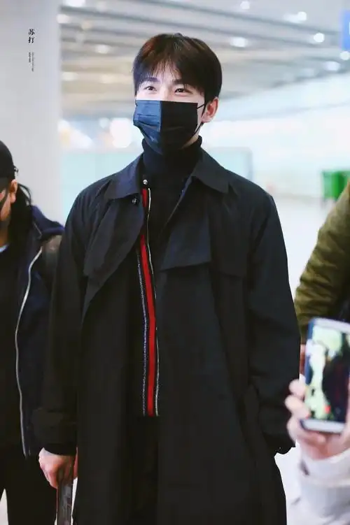 杨洋戴口罩穿风衣现身机场白嫩帅气笑起来眼睛真好看