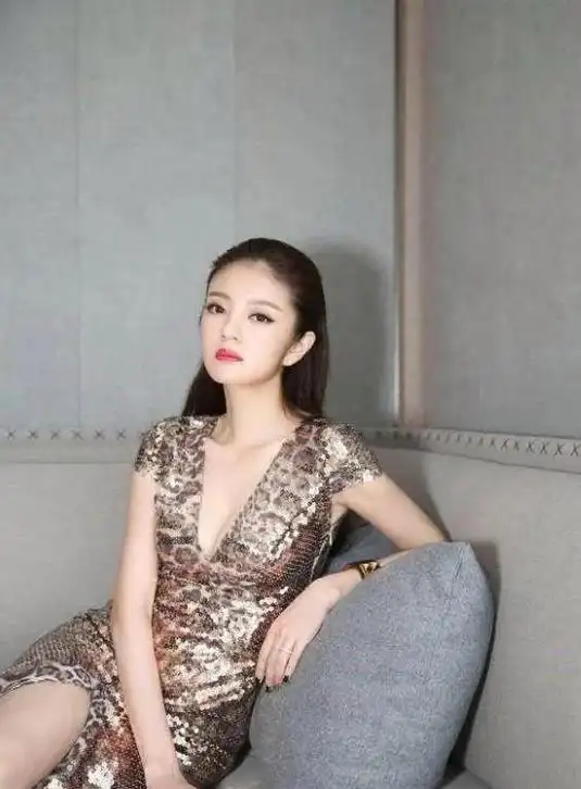 42岁安以轩颜值身材依然在线,尽管老公被抓依然没有影响打扮自己