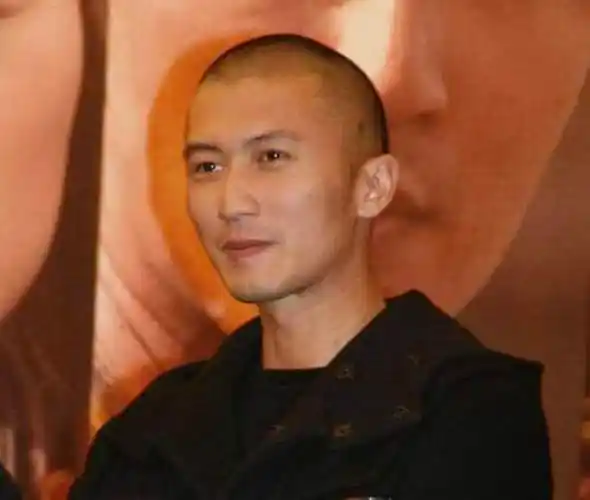 胡歌痞气徐海乔诡异朱亚文时尚男星光头造型差异大