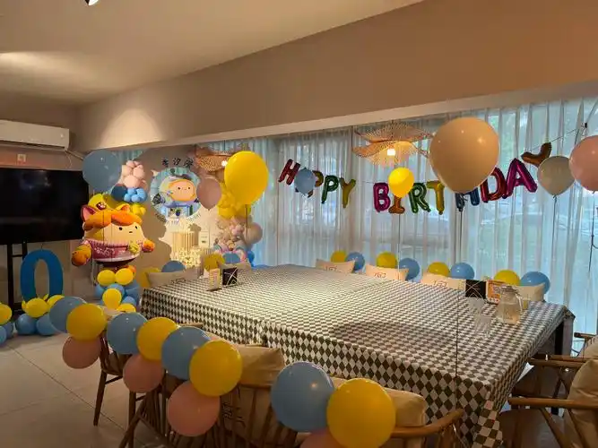 包间生日宴 气球布置