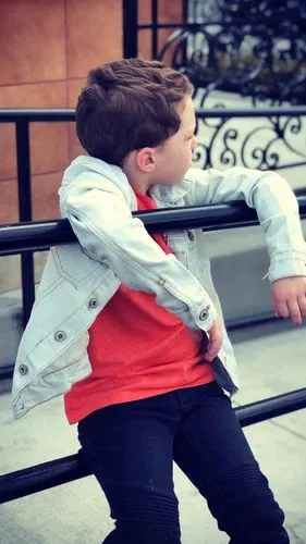 假笑男孩手机壁纸图源网络