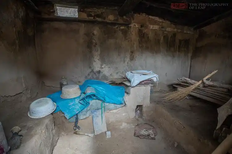 新藏线上这个落后的农村,天仙般的姑娘住在泥洞里,过着原始生活