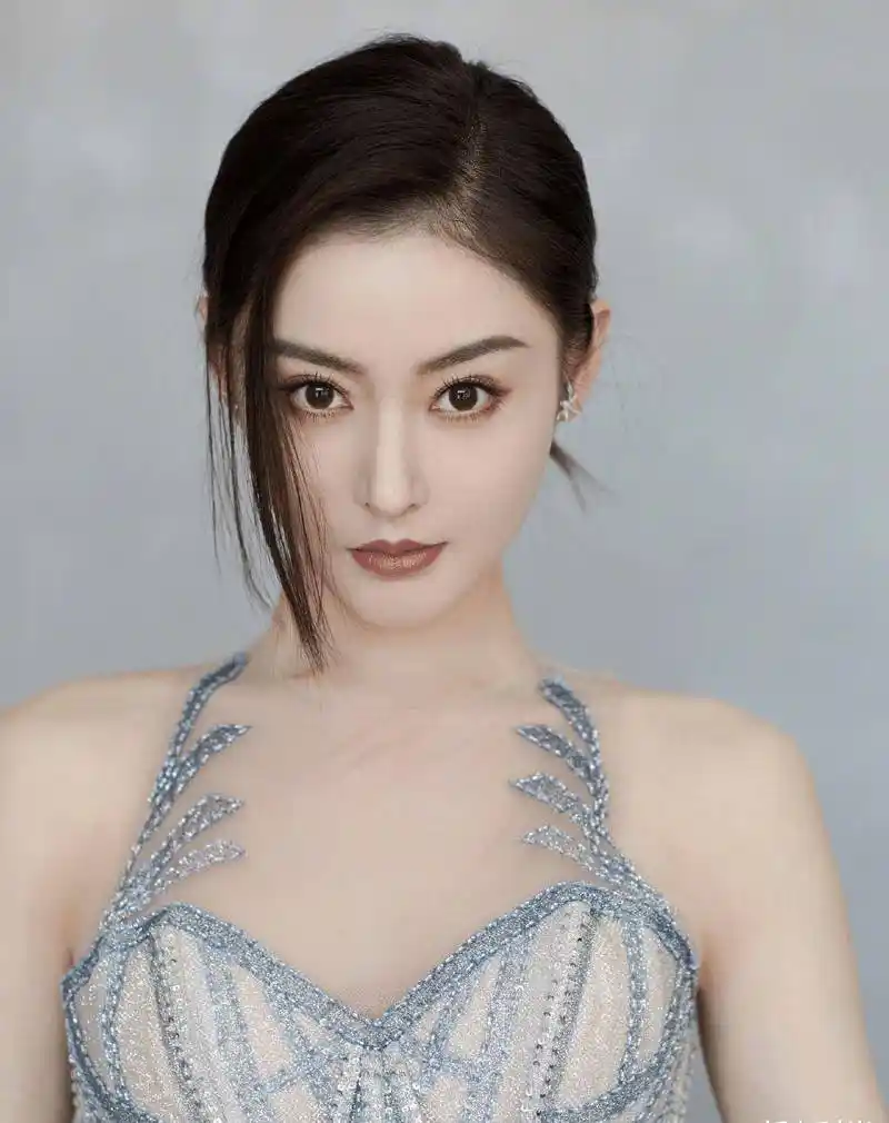 张天爱不愧是人间宠儿穿星空礼裙高冷时尚挑眉眼神绝了