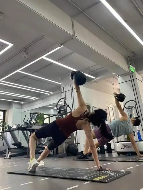 姚晨晒健身房运动照 动作标准肌肉线条惹人羡慕