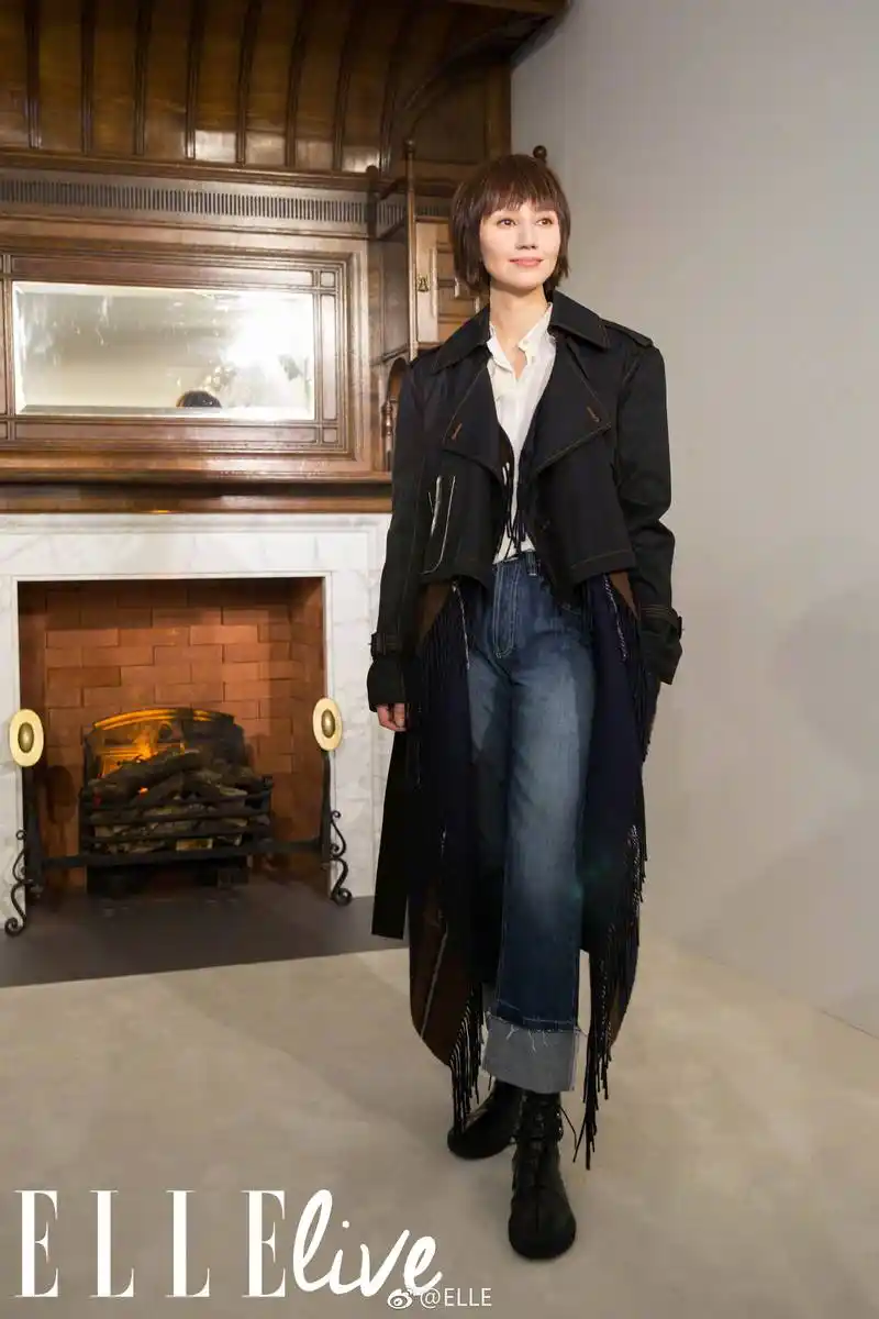 袁泉长风衣搭配率性牛仔裤尽显高级,文艺解构风时髦美丽挡不住!