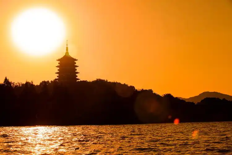 杭州雷峰塔的夕阳