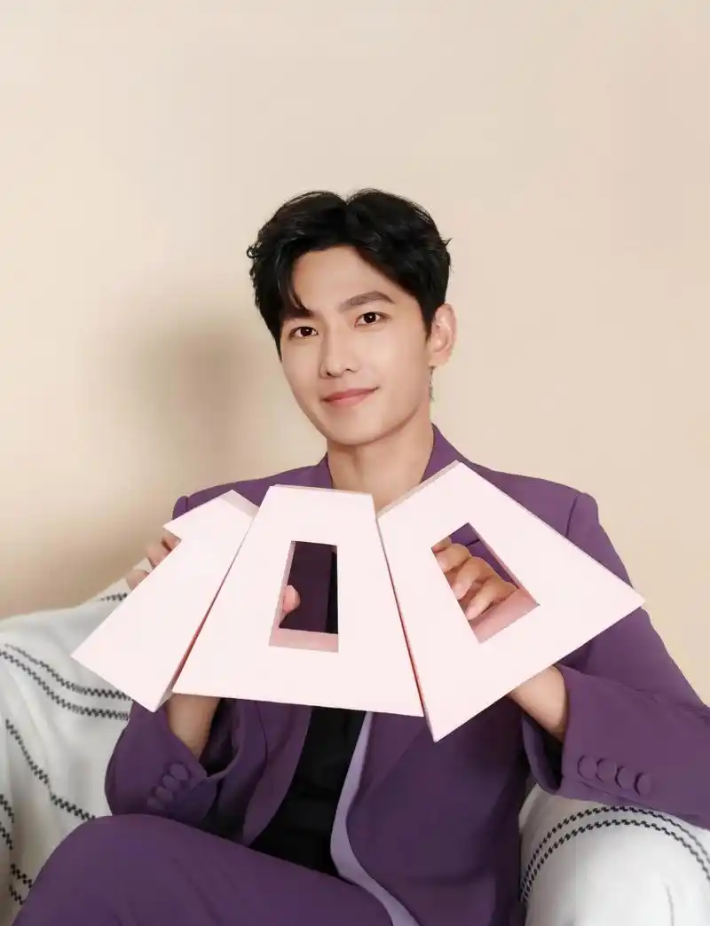 杨洋还是一如既往的帅,一身紫色西装,很是惊艳,活泼又不失贵气!