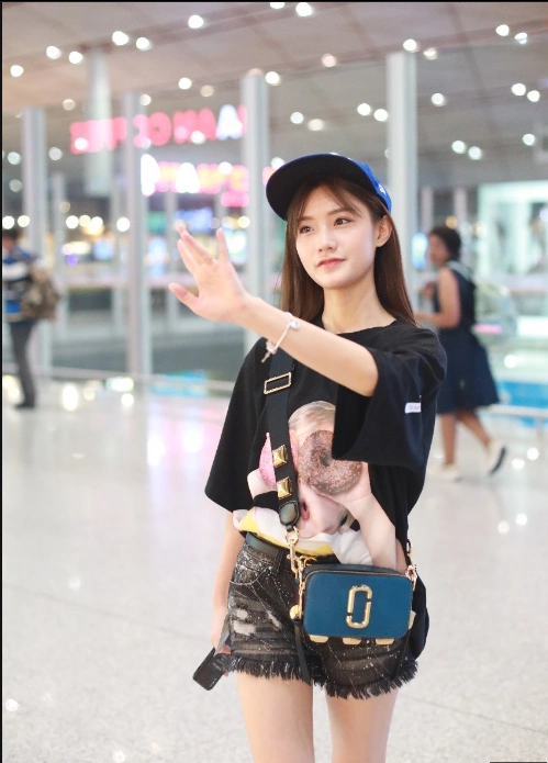 陈意涵穿黑色t恤搭配牛仔短裤现身机场比v嘟嘴卖萌真的好可爱