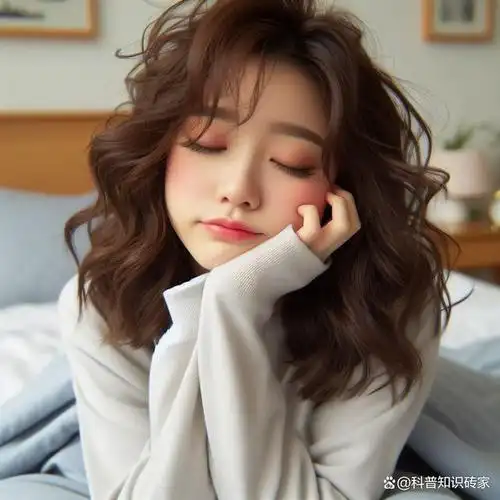 以下是一些适合圆脸短发的卷发建议