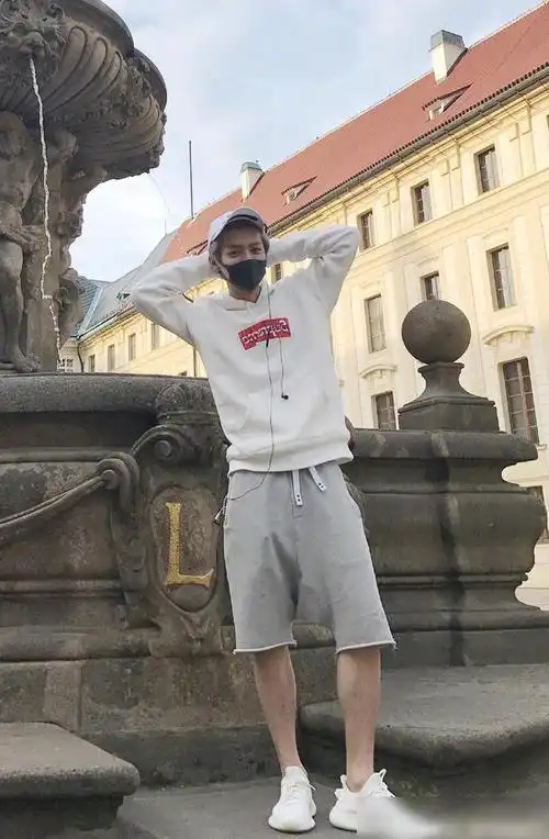 30岁鹿晗为什么还像个大男孩看看他的时尚穿搭轻甜风也太减龄