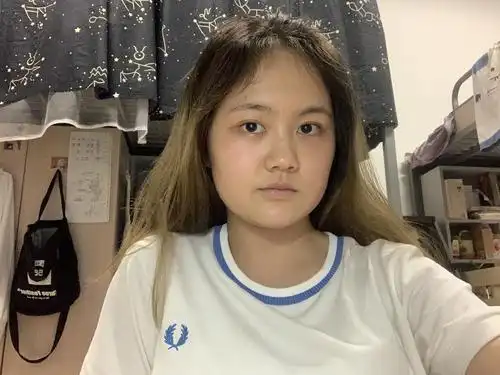 大合照里疯狂变大的脸(也可能是本来就这样吧08家庭合照里截的(素颜