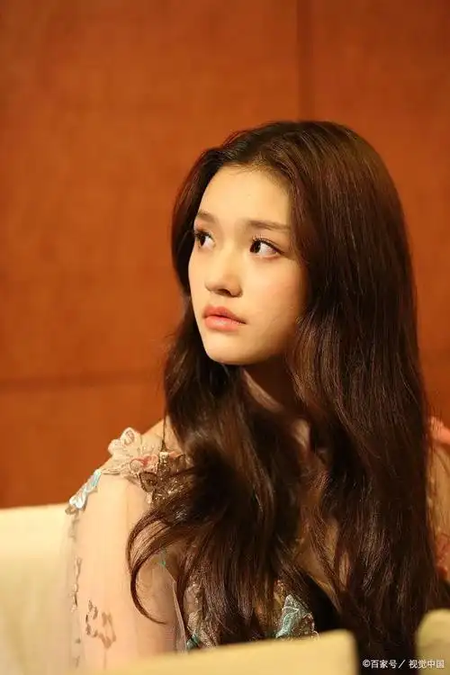 三月二十四日,"星女郎"林允也发了一段视频,并配文道:没睡醒被抓起来