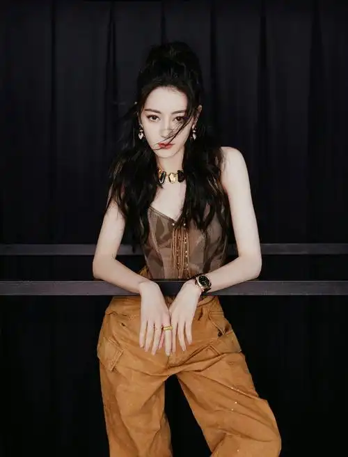 迪丽热巴的氛围感神图美呆了每一张都是海报级神图