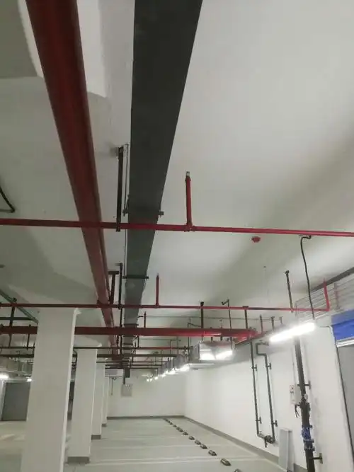 人防桥架,灯具安装合理.