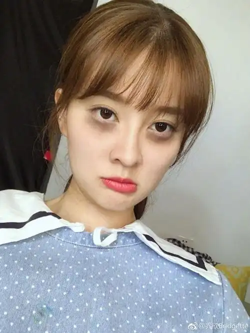 我们看这种乔欣的近照也基本算是素颜照了,只是略微涂