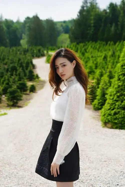 女演员徐璐清新田园风时尚写真